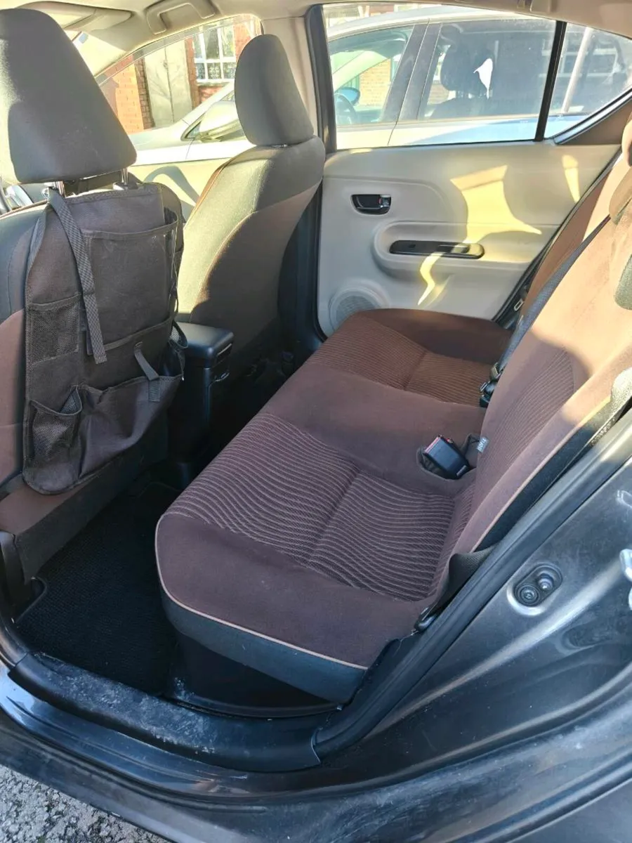 Toyota Aqua hybrid - Image 4