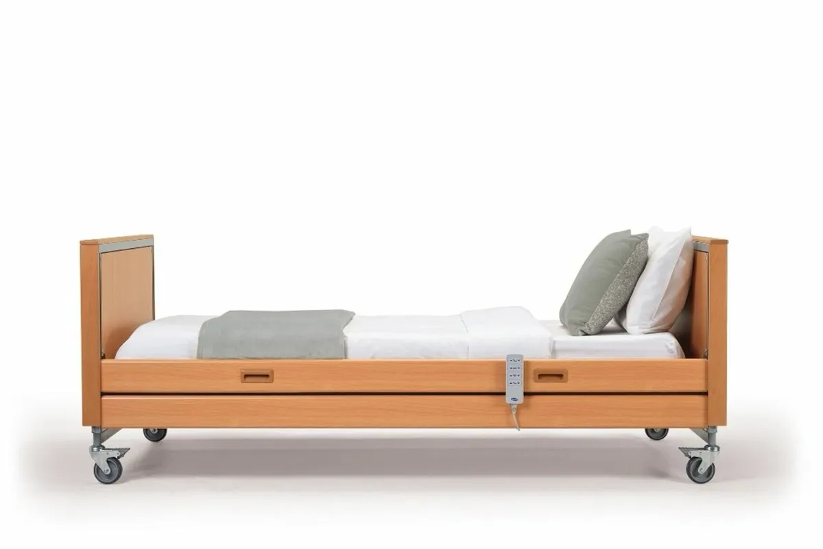 High profile bed with air alternating mattress - Image 1