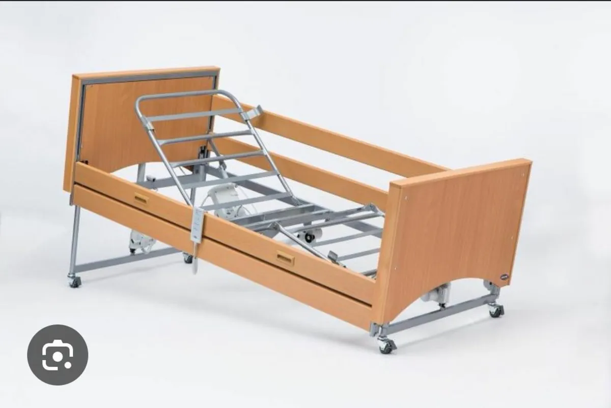 High profile bed with air alternating mattress - Image 3