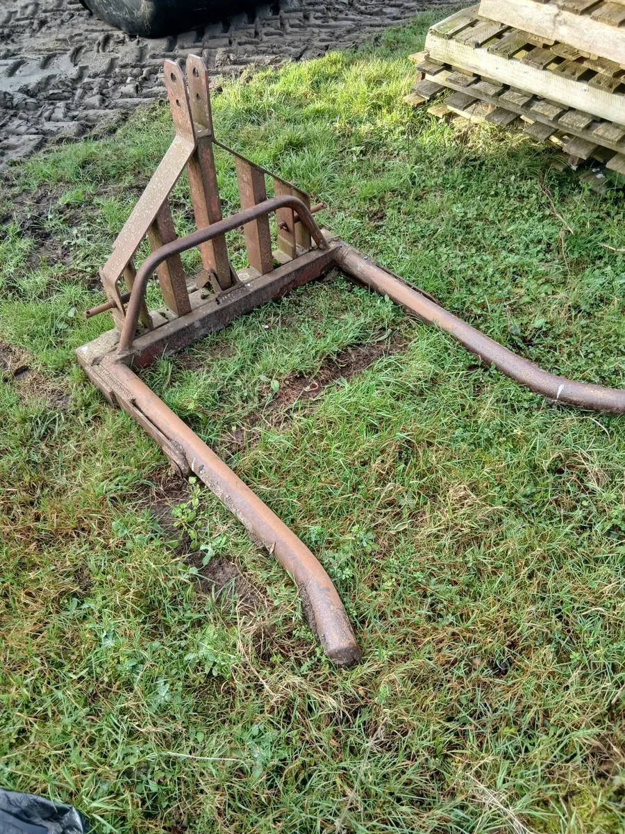 Bale lifter - Image 1