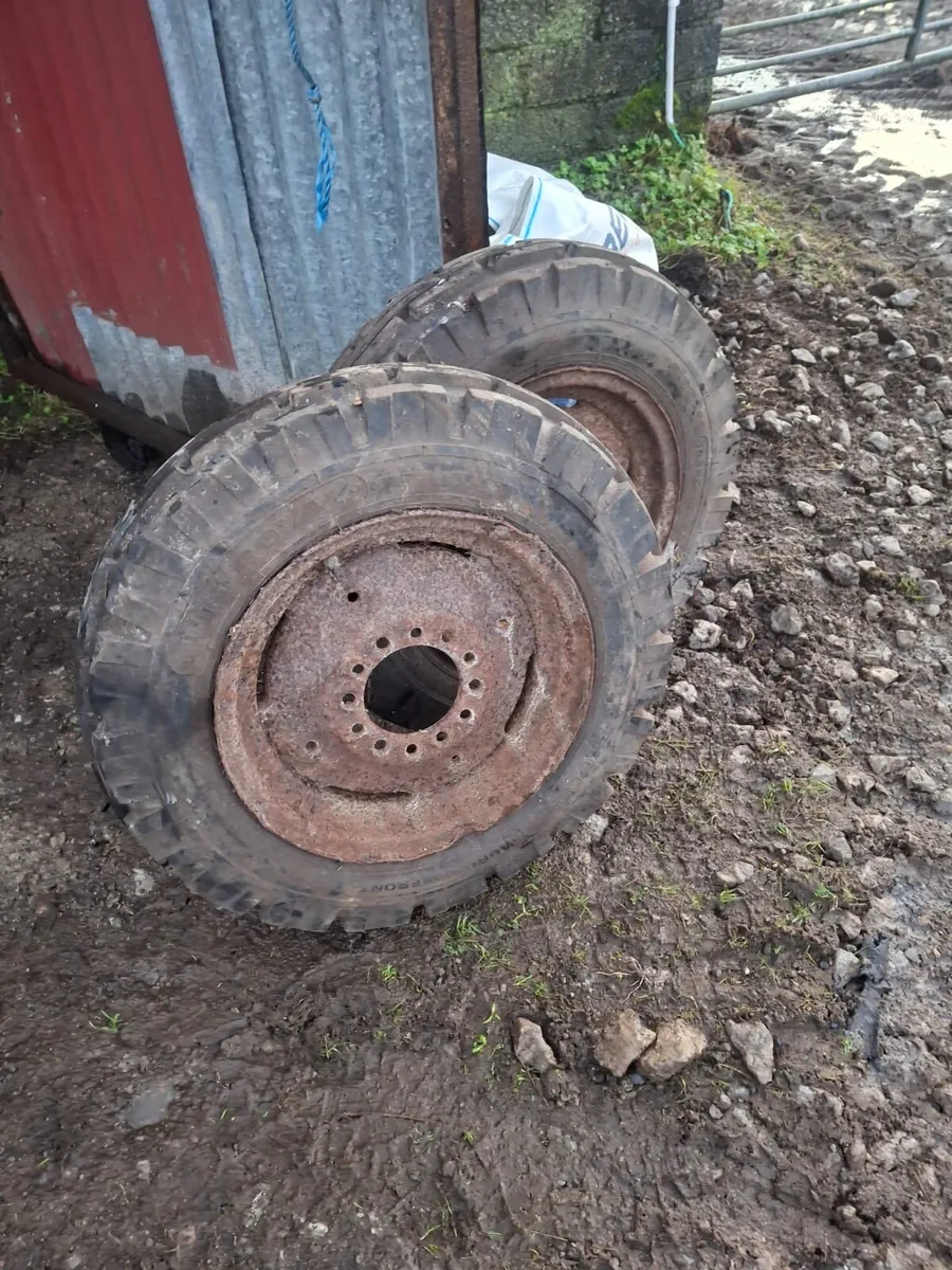Mower and selection of wheels - Image 1