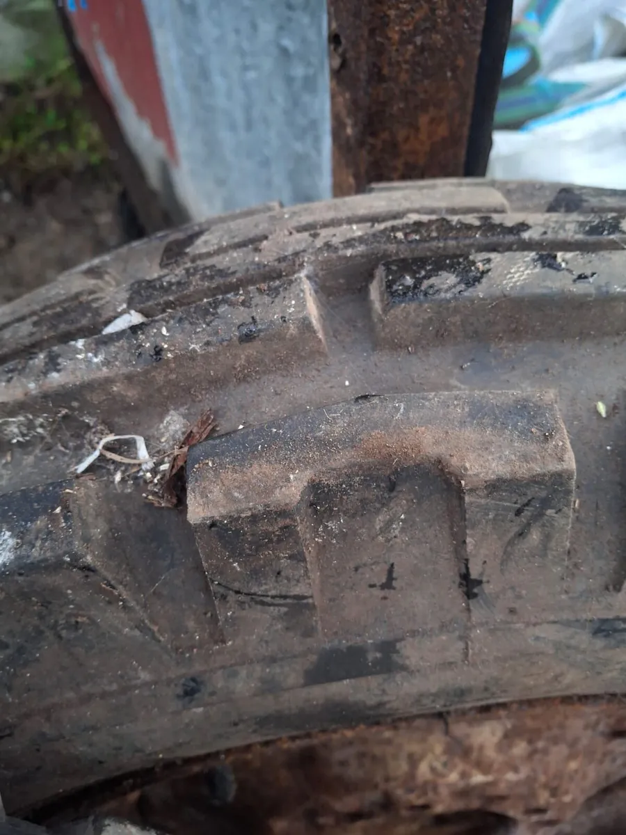 Mower and selection of wheels - Image 2