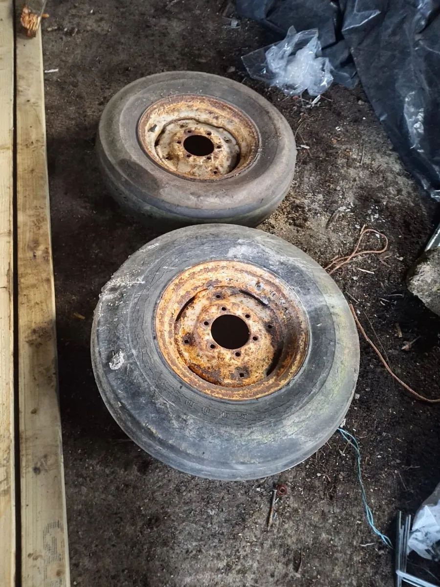 Mower and selection of wheels - Image 4