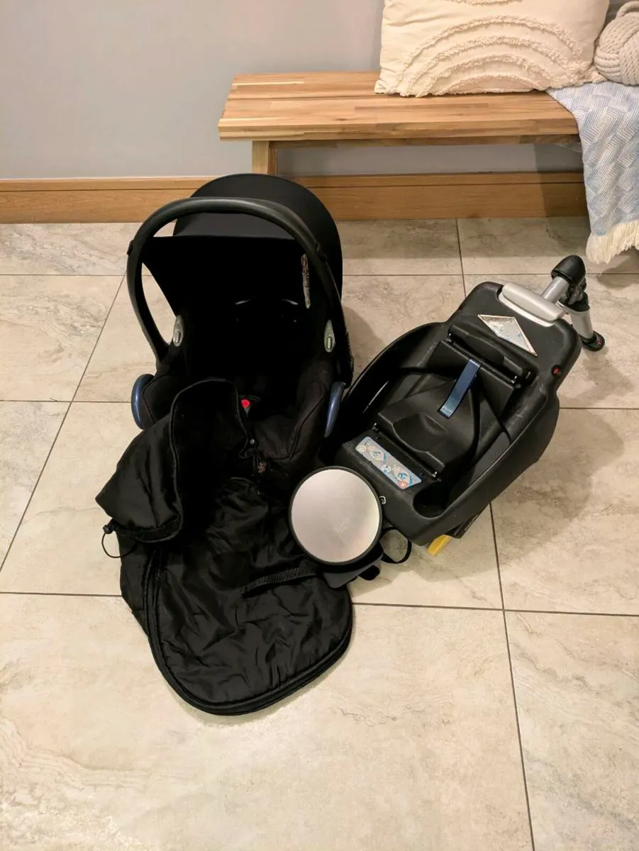Maxi Cosi pebble and isofix base - Image 1