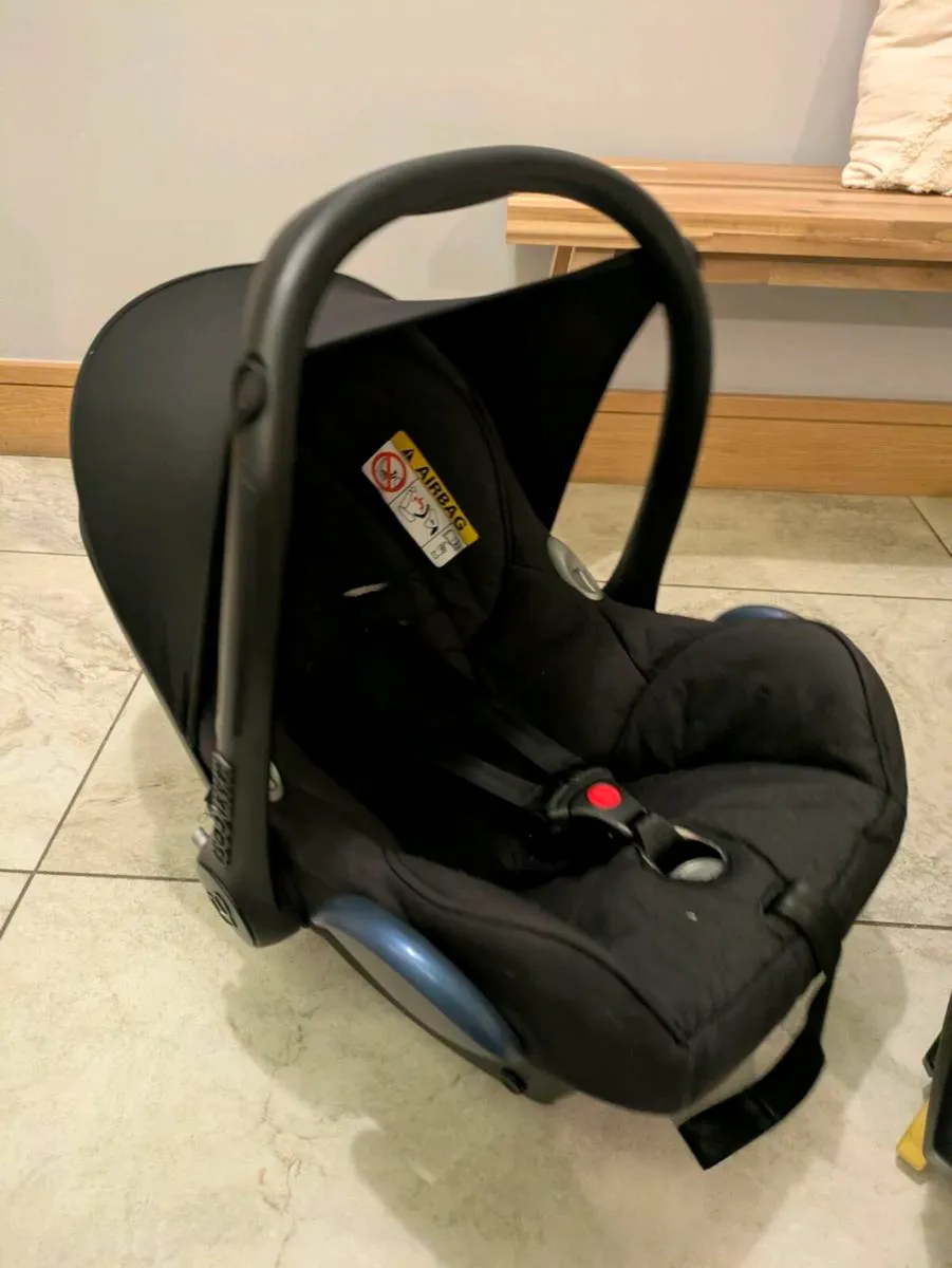 Maxi Cosi pebble and isofix base - Image 2