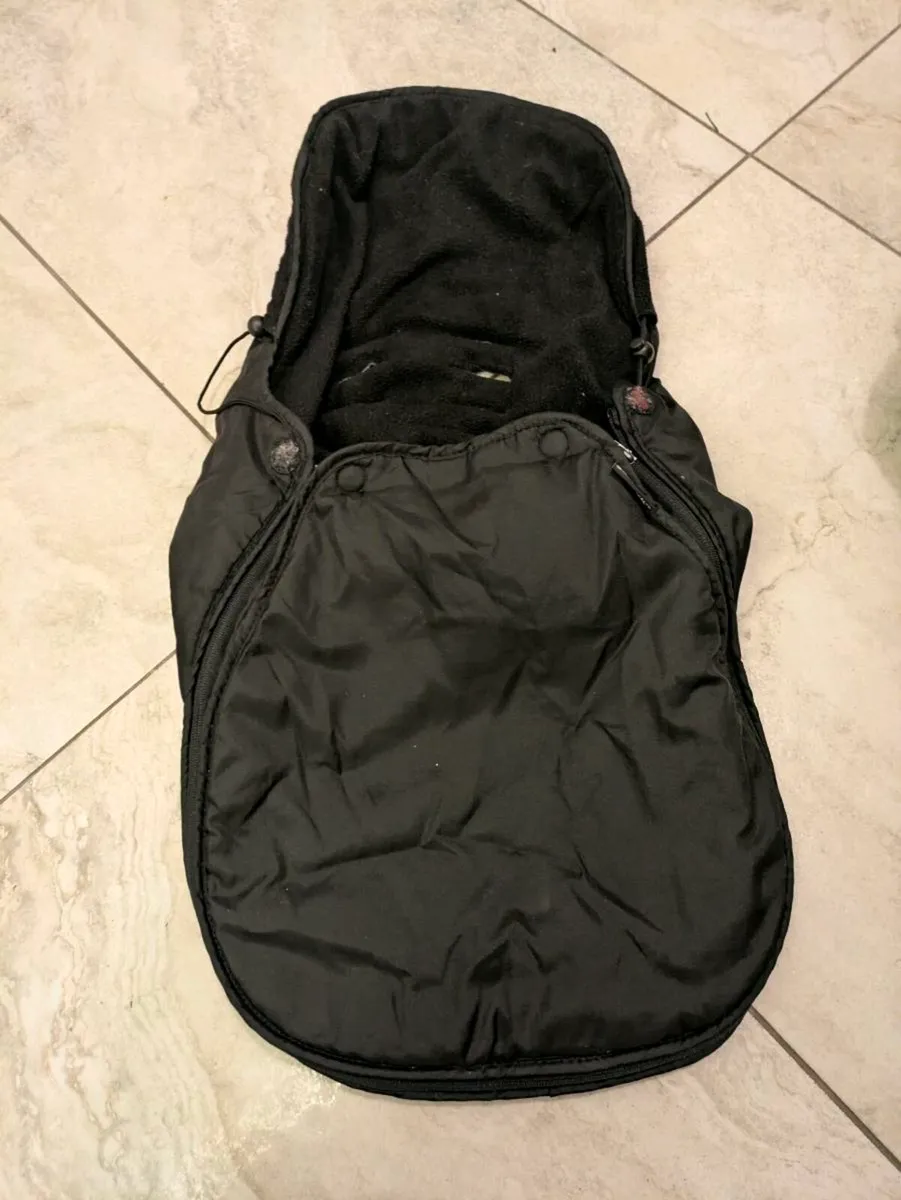 Maxi Cosi pebble and isofix base - Image 4