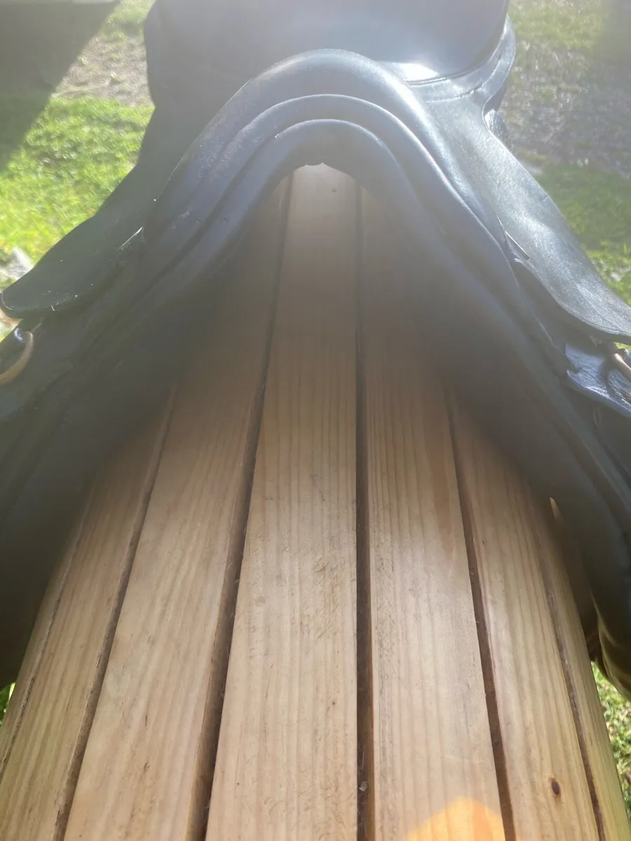 17.5 medium wide black Leather saddle - Image 2