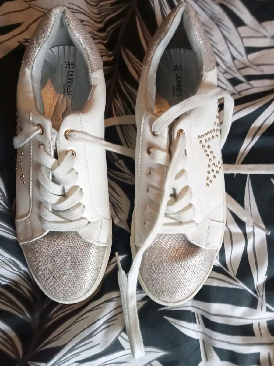 Ladies Dunnes trainers size 5 - Image 2