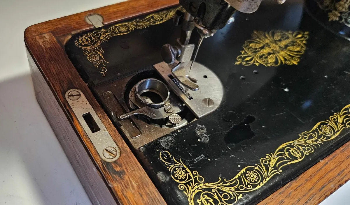 Antique singer sewing machine - Image 3