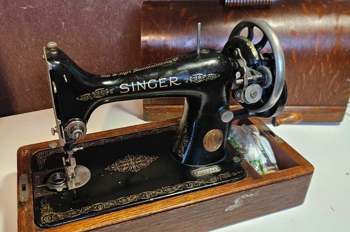 Antique singer sewing machine - Image 1