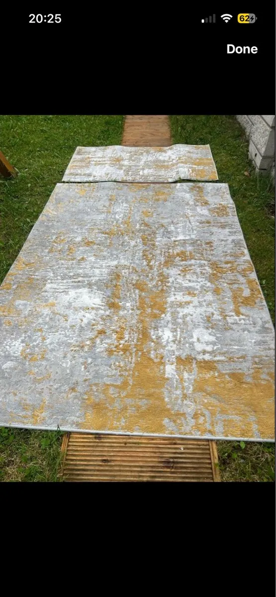 Large rug and matching runner - Image 1
