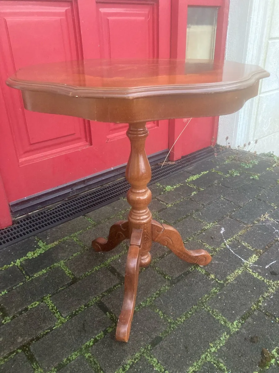 Coffee table with inlaid detailed top - Image 1