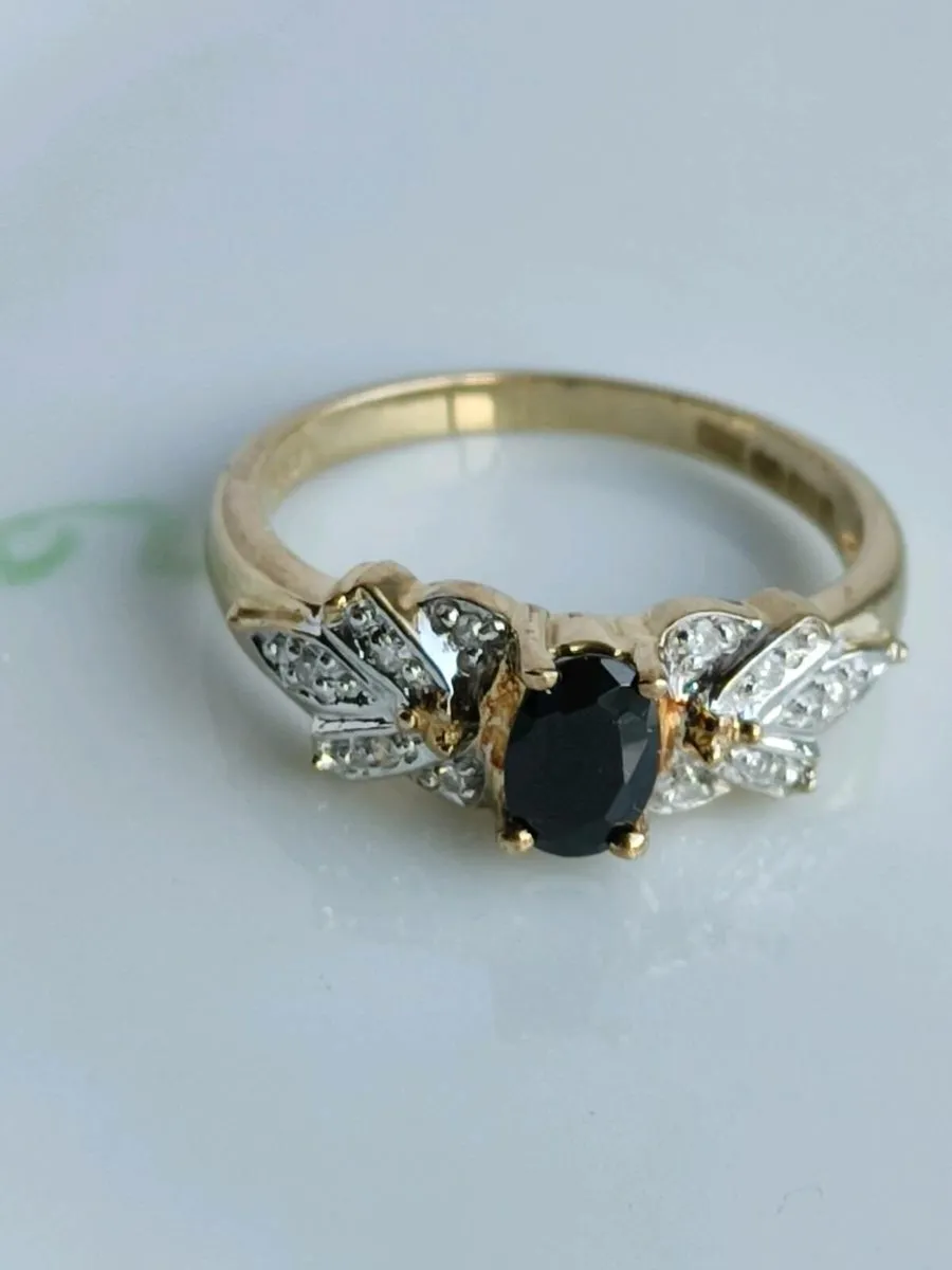 This 9ct gold ring Diamond and Sapphire - Image 1