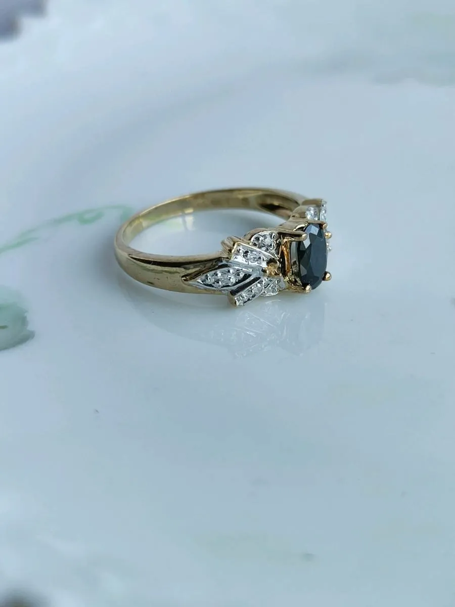 This 9ct gold ring Diamond and Sapphire - Image 2