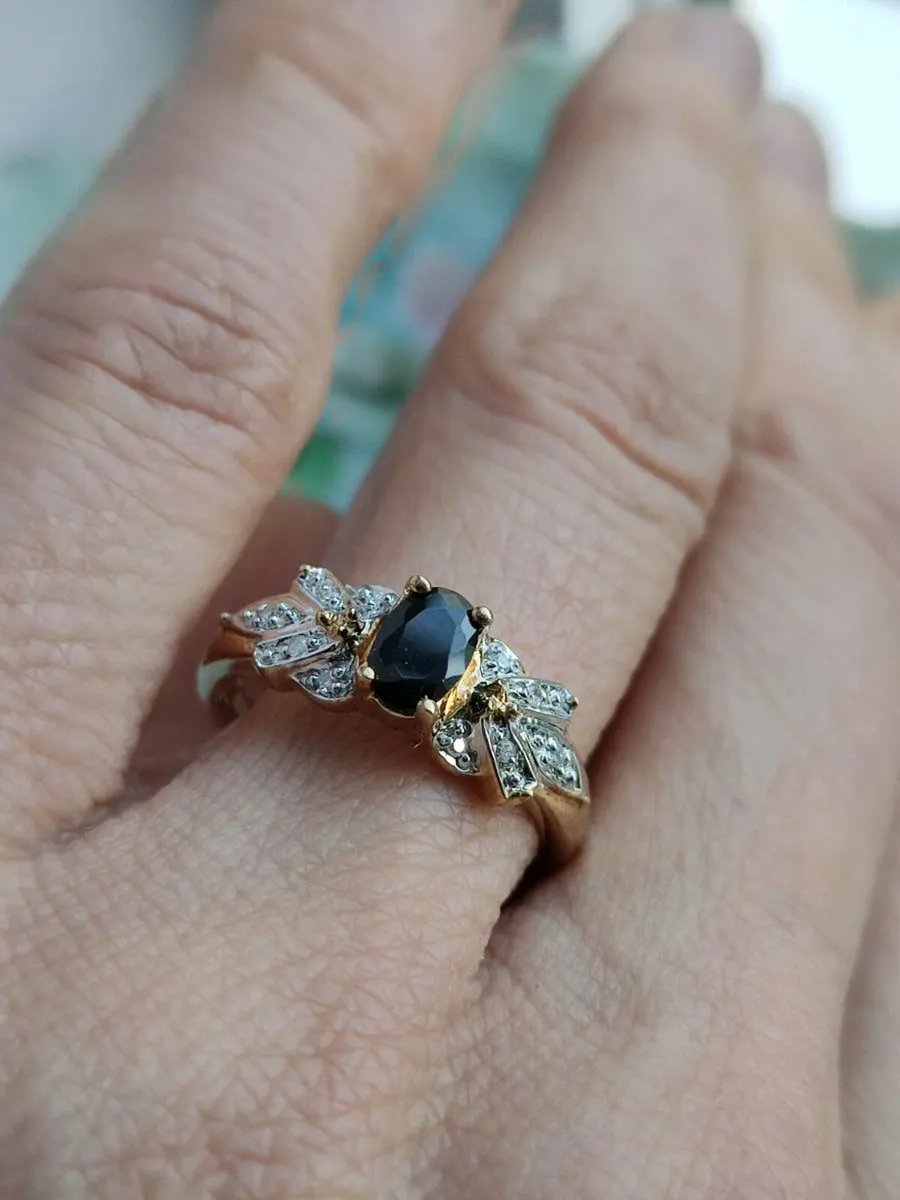 This 9ct gold ring Diamond and Sapphire - Image 3