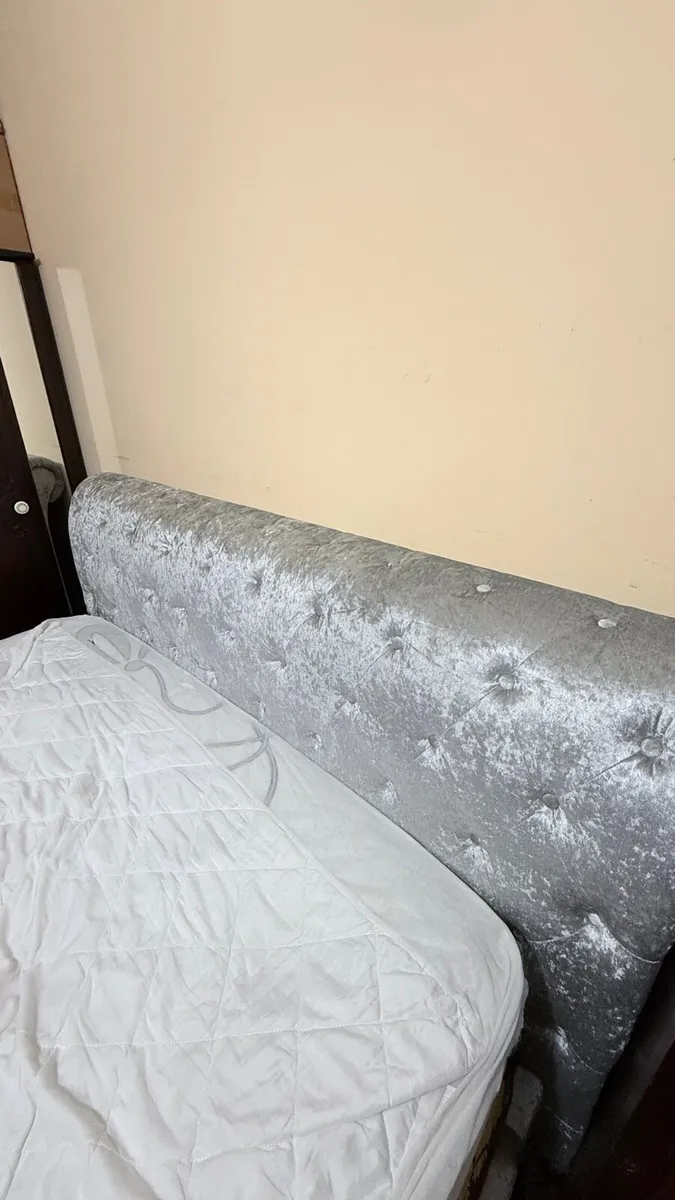 5ft Chesterfield Velvet Sleigh Bed - Image 1