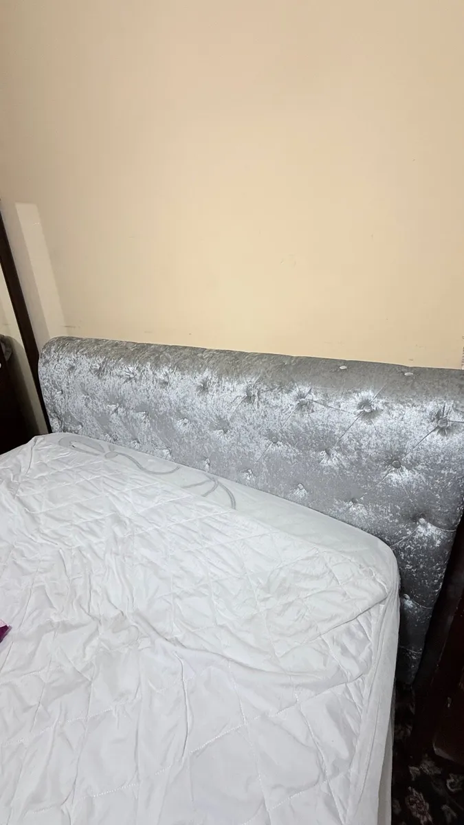 5ft Chesterfield Velvet Sleigh Bed - Image 2