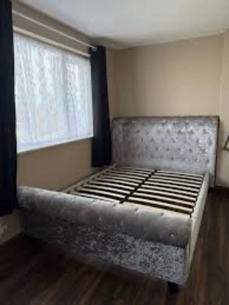 5ft Chesterfield Velvet Sleigh Bed - Image 3