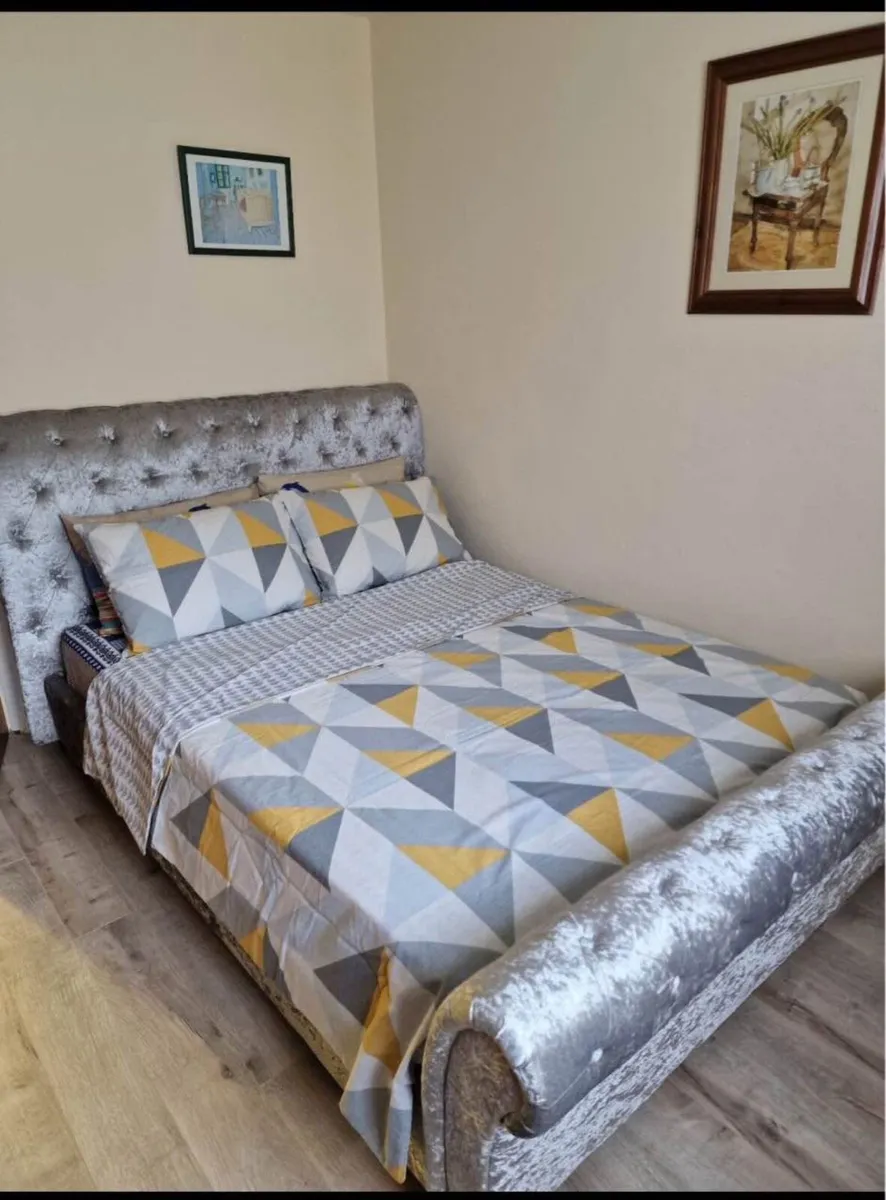 5ft Chesterfield Velvet Sleigh Bed - Image 4