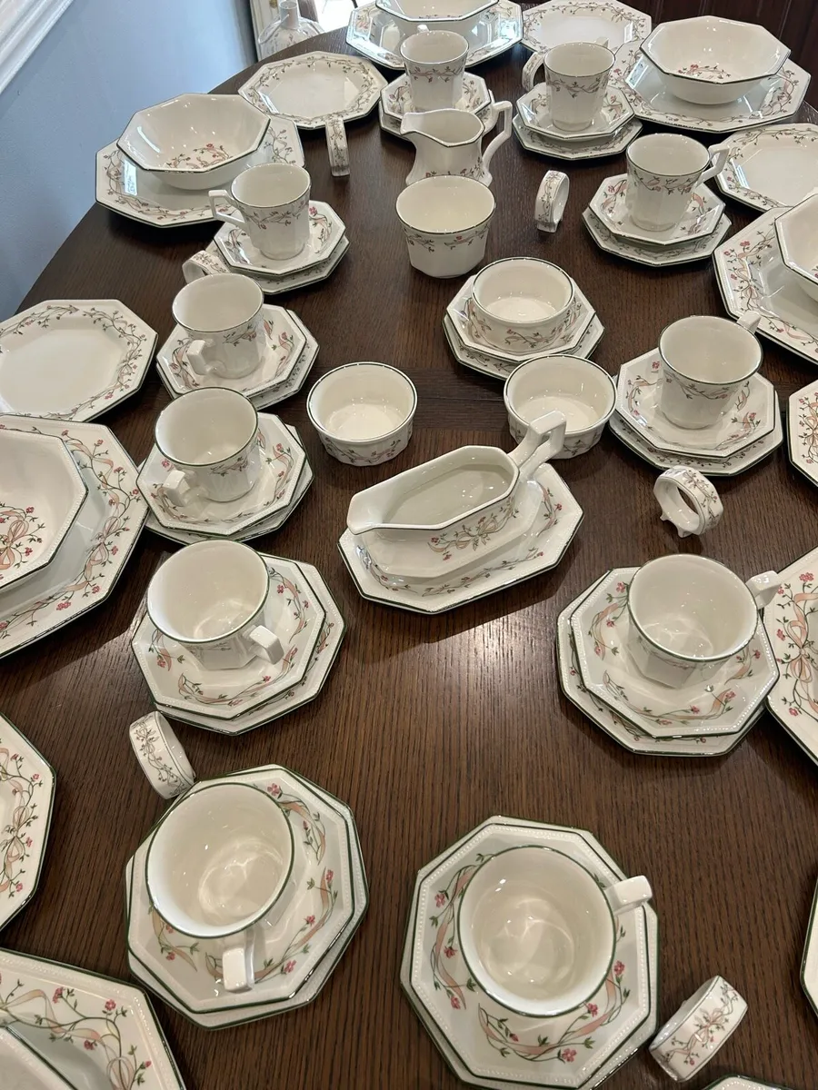 Johnson’s bros, Eternal Beau full dinner service - Image 1