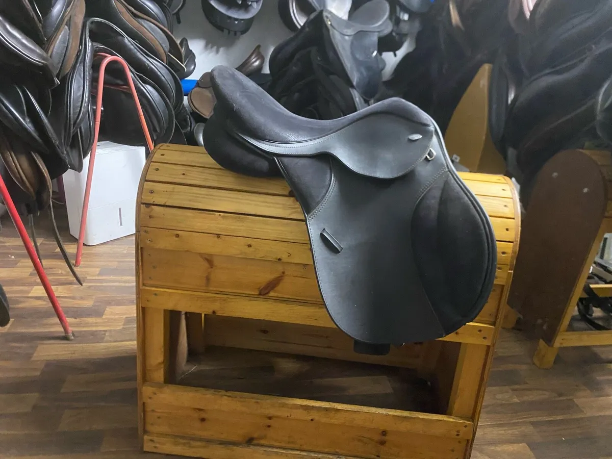 17” Thorowgood T4 adjustable saddle - Image 2