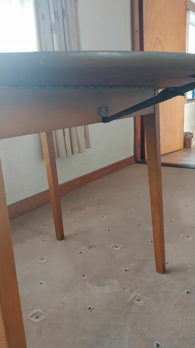 Round table - Image 1