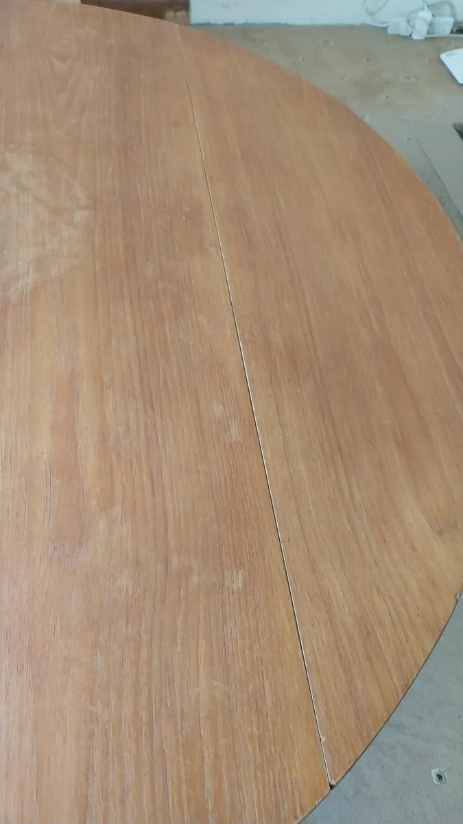 Round table - Image 2