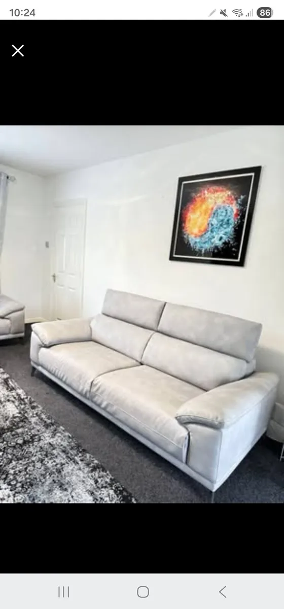 2 seater sliver leather couches - Image 4