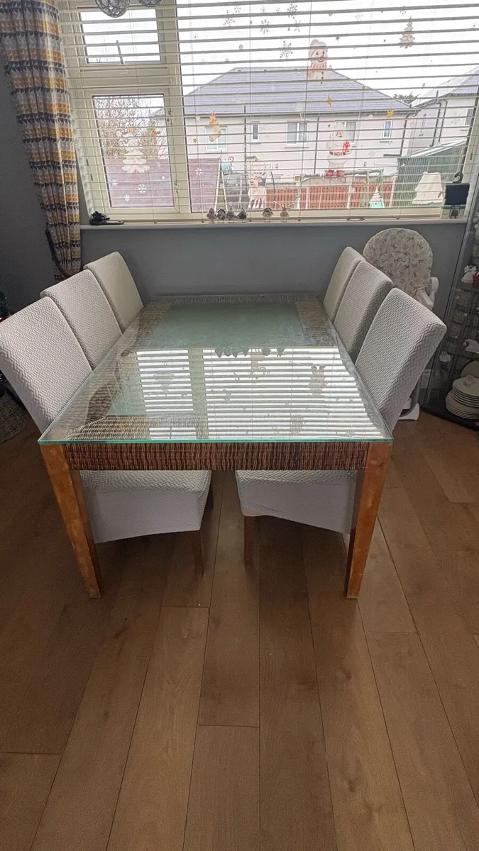 Dining table and 6 chairs - Image 1
