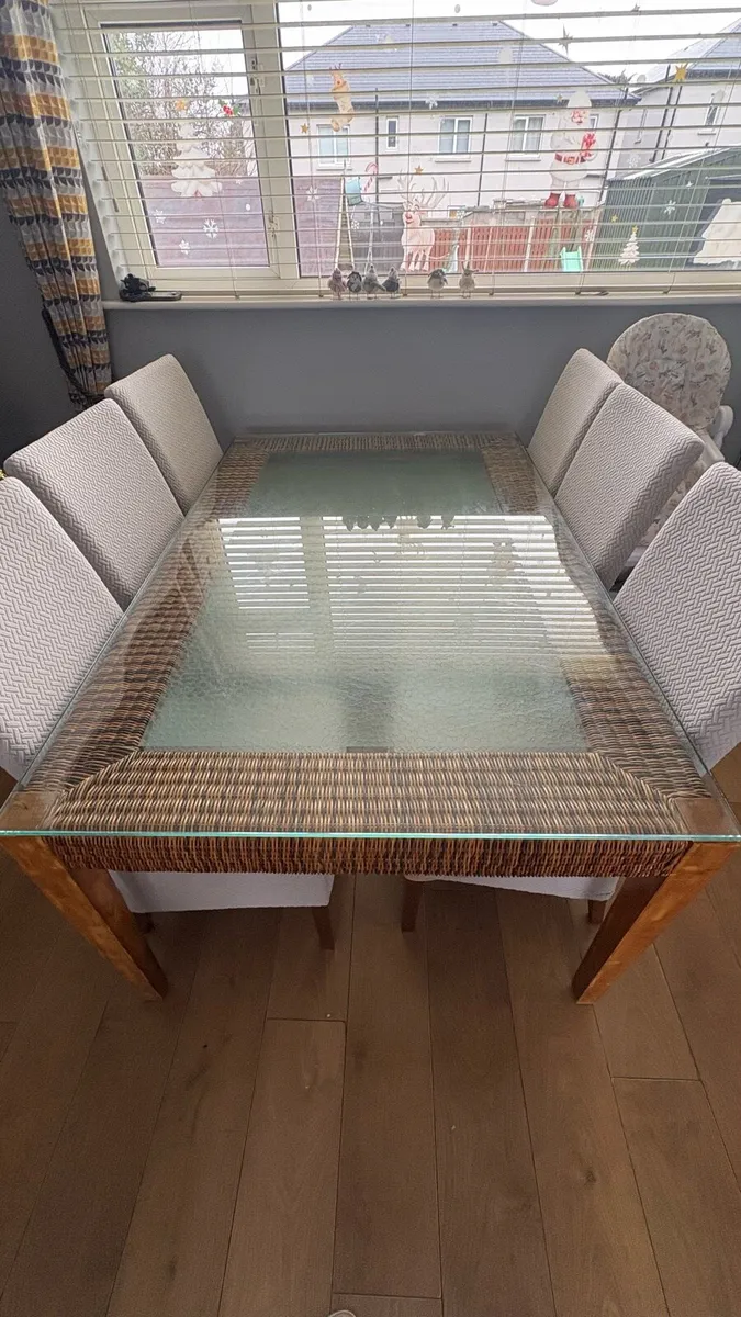 Dining table and 6 chairs - Image 3