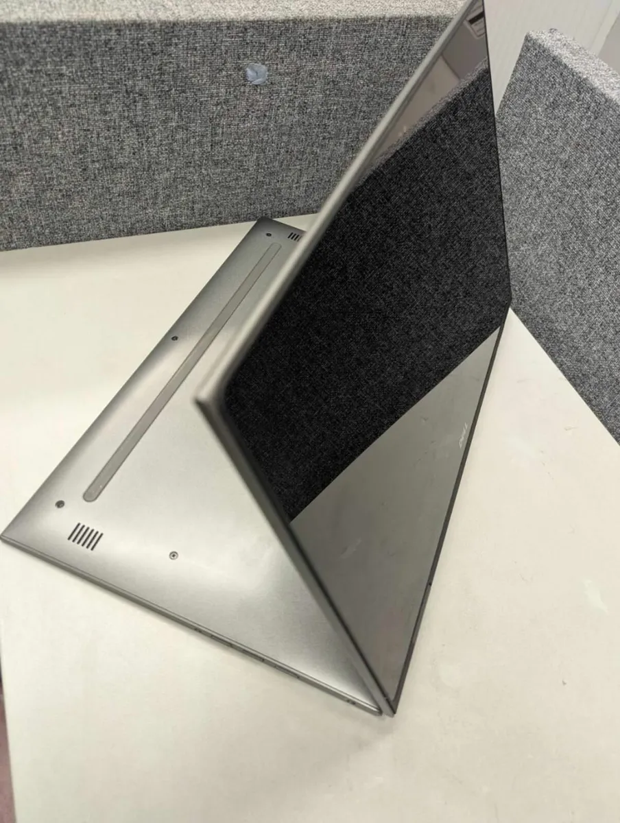 Dell Inspiron 15" 5000 2-in-1 TOUCH I5 16GB 250GB - Image 3