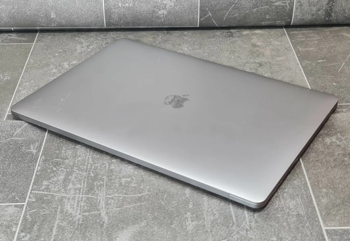 Apple 15" MacBook Pro A1990 i7 32GB RAM 1TB SSD - Image 4