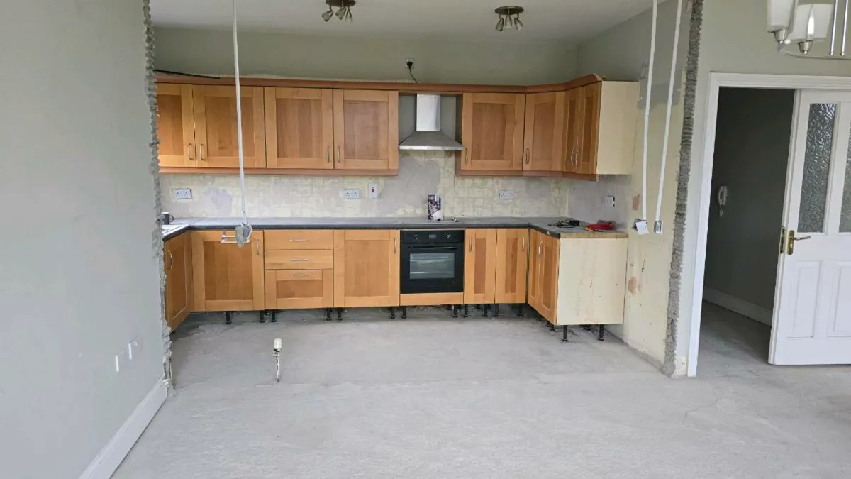 Kitchen units with hob and cooker - Image 1