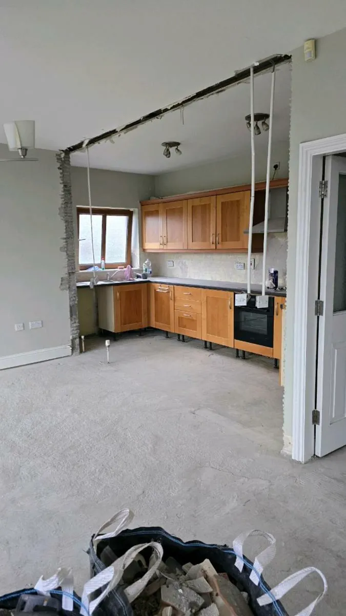 Kitchen units with hob and cooker - Image 2