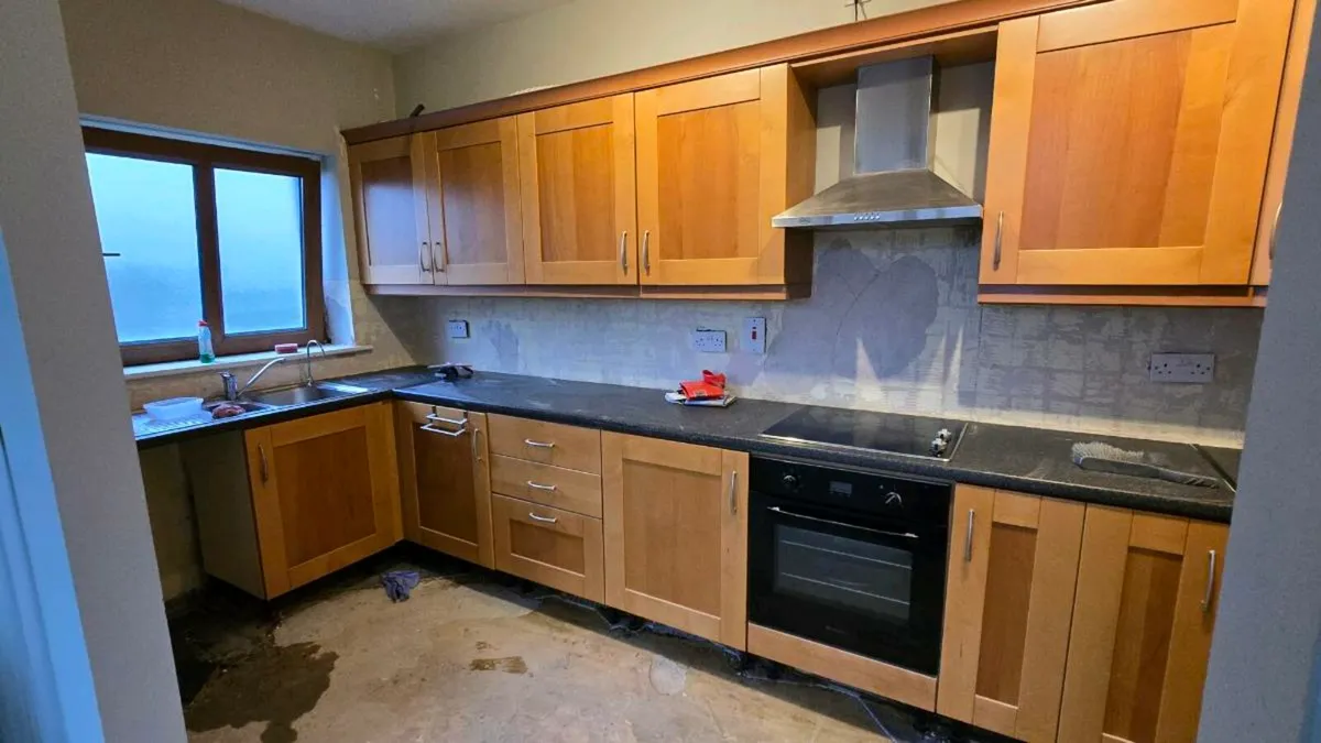 Kitchen units with hob and cooker - Image 3