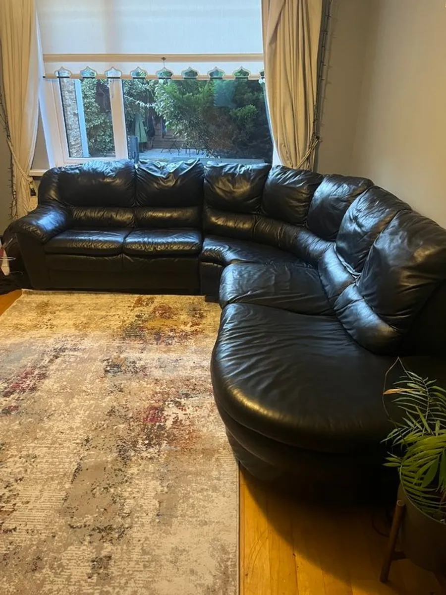 Black leather couch - Image 2