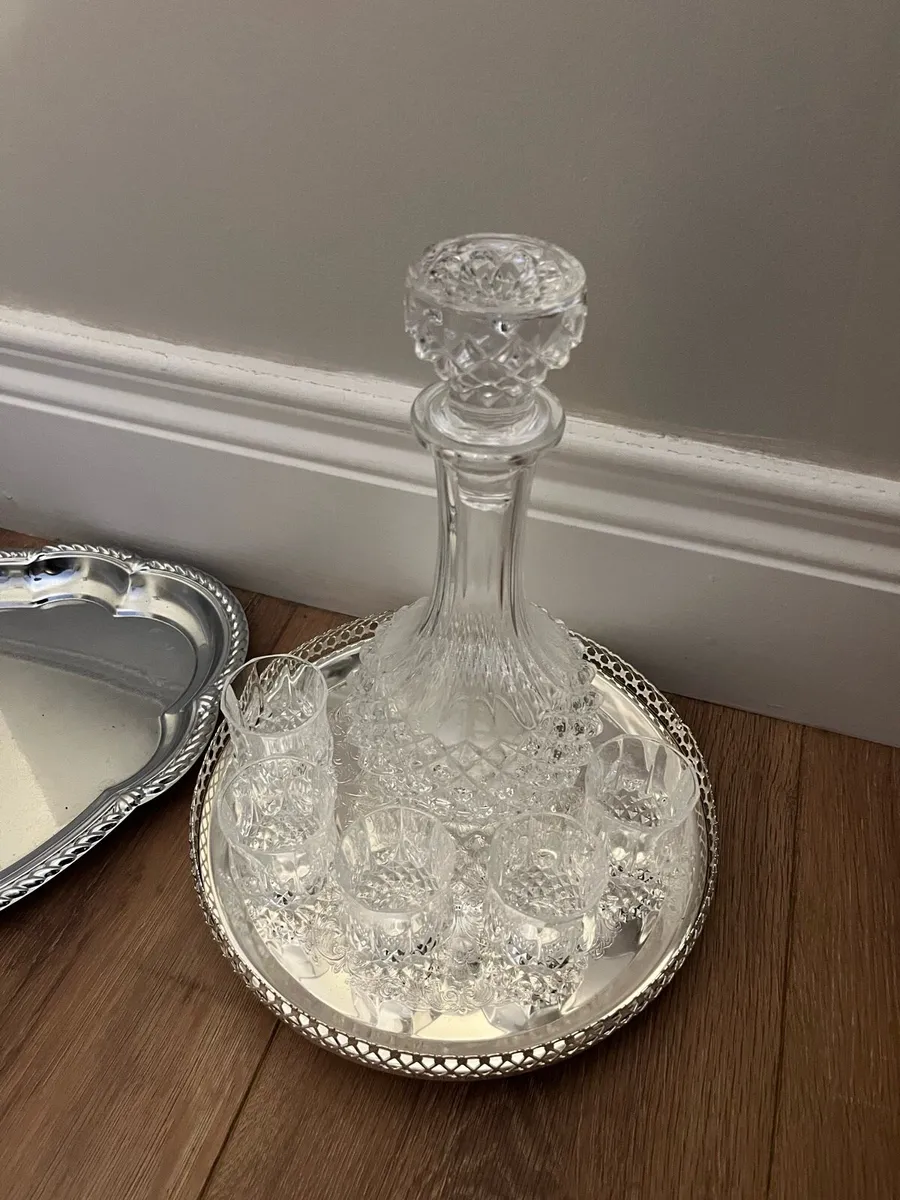 Decanter with Stopper, mini glasses and trays - Image 4