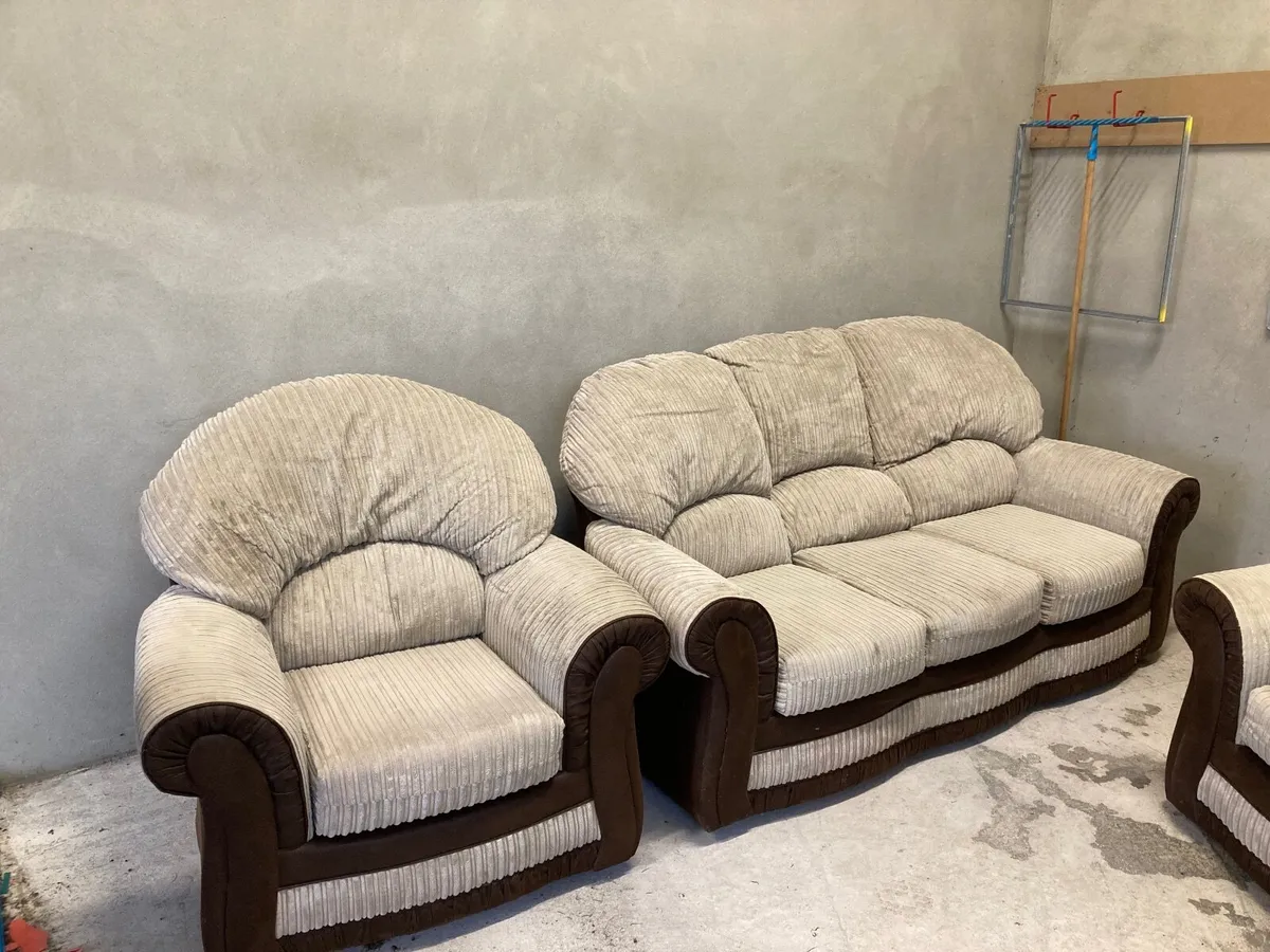 3 seater couch & 2 one seater chairs - Image 2