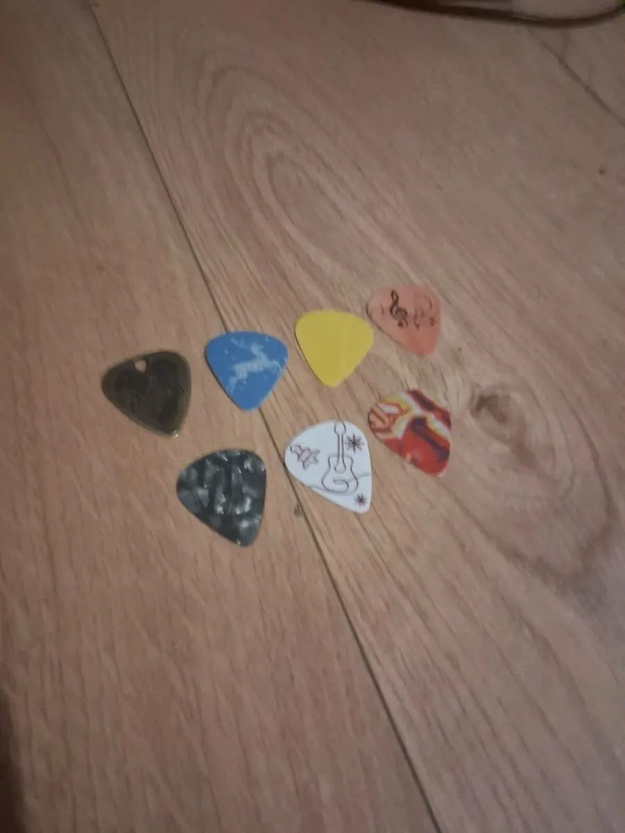 Electric guitar, Luke Littler dartboard, Bodhran - Image 4