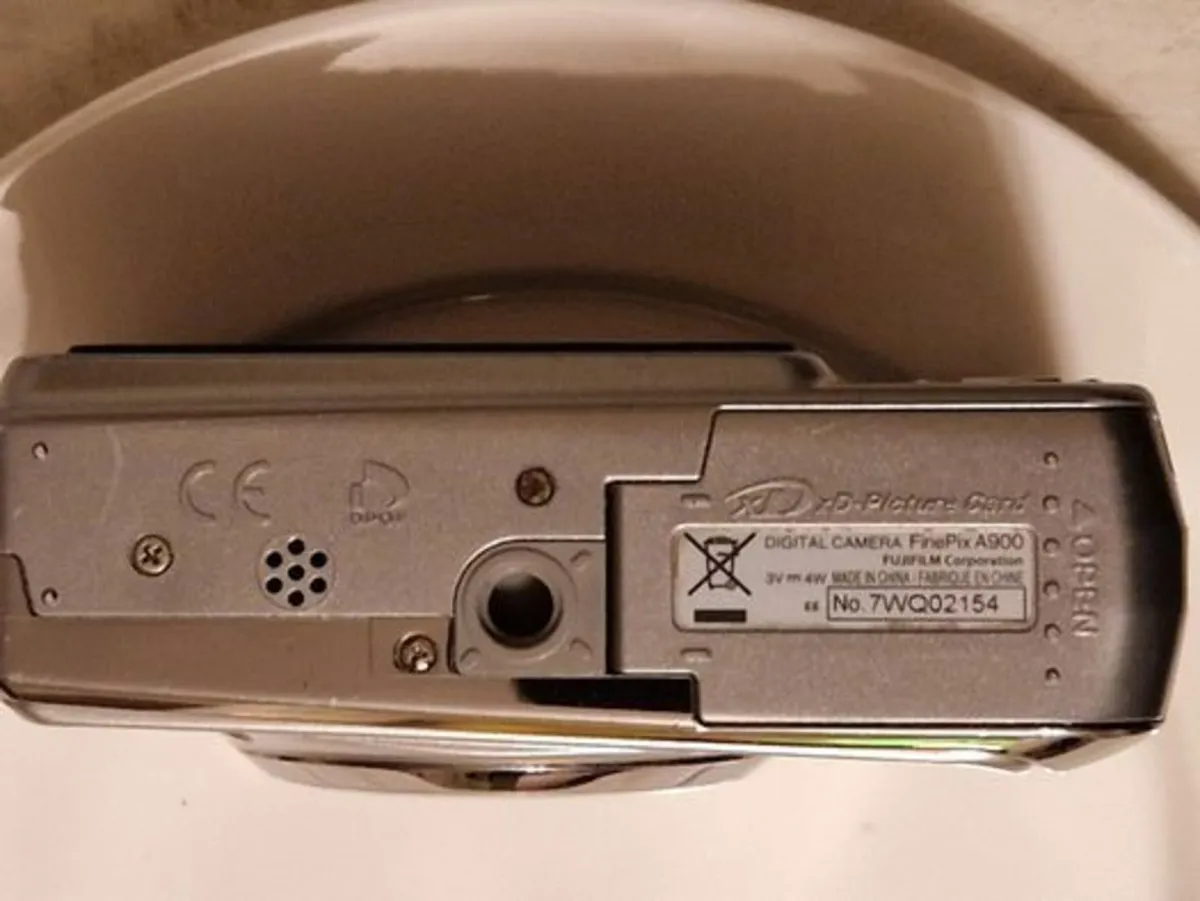 Fujifilm Finepix A900 9 MP Digital Camera - Image 4