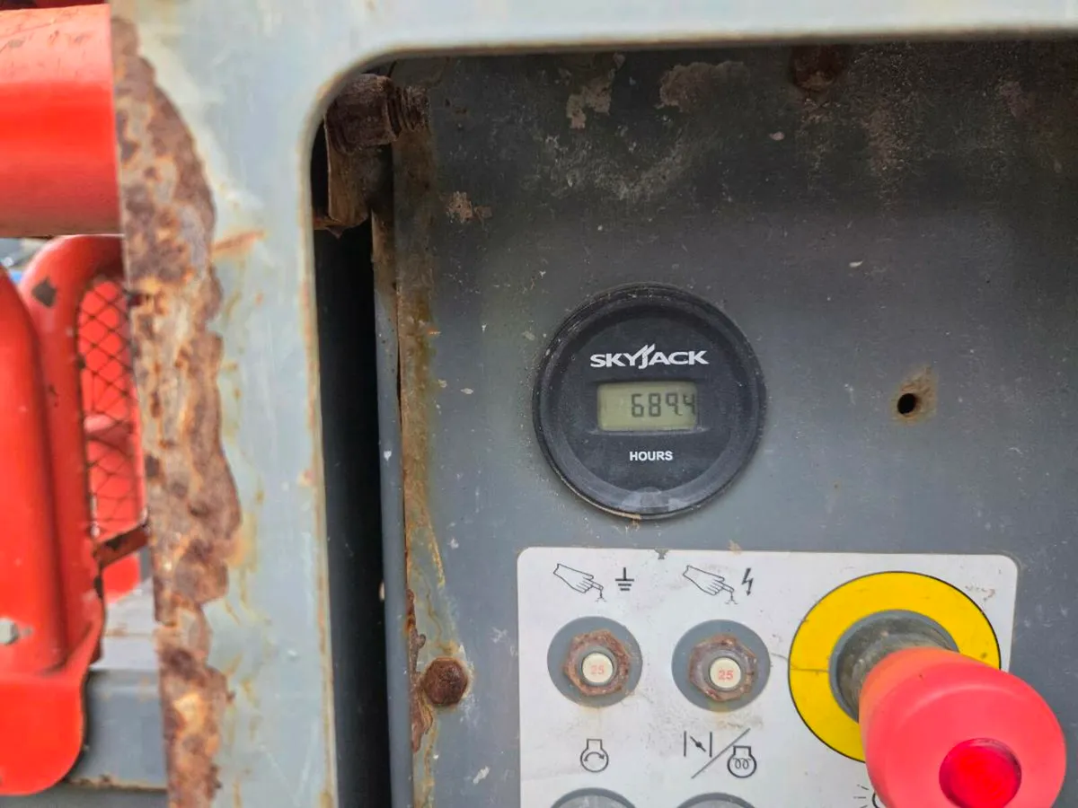 Skyjack scissors lift - Image 4