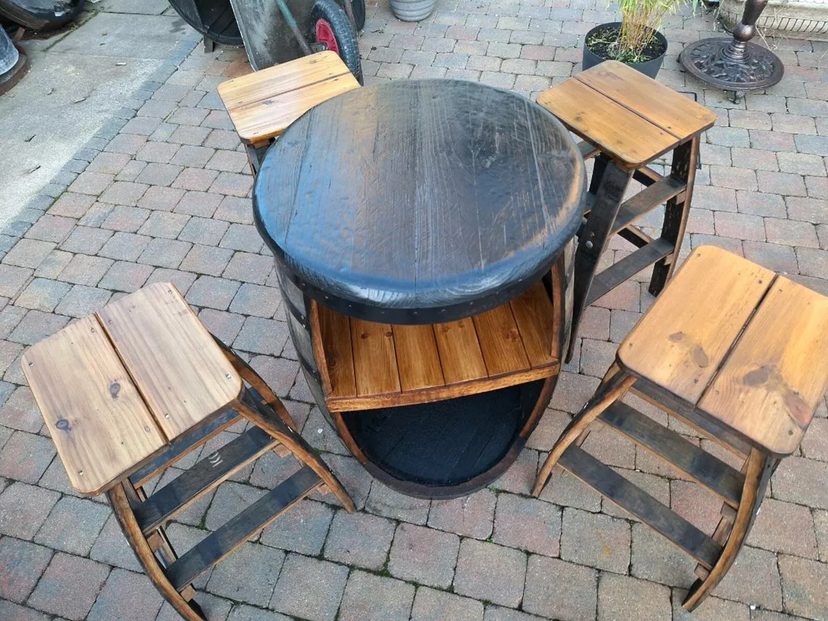Oak barrel cabinet with stools - Image 3