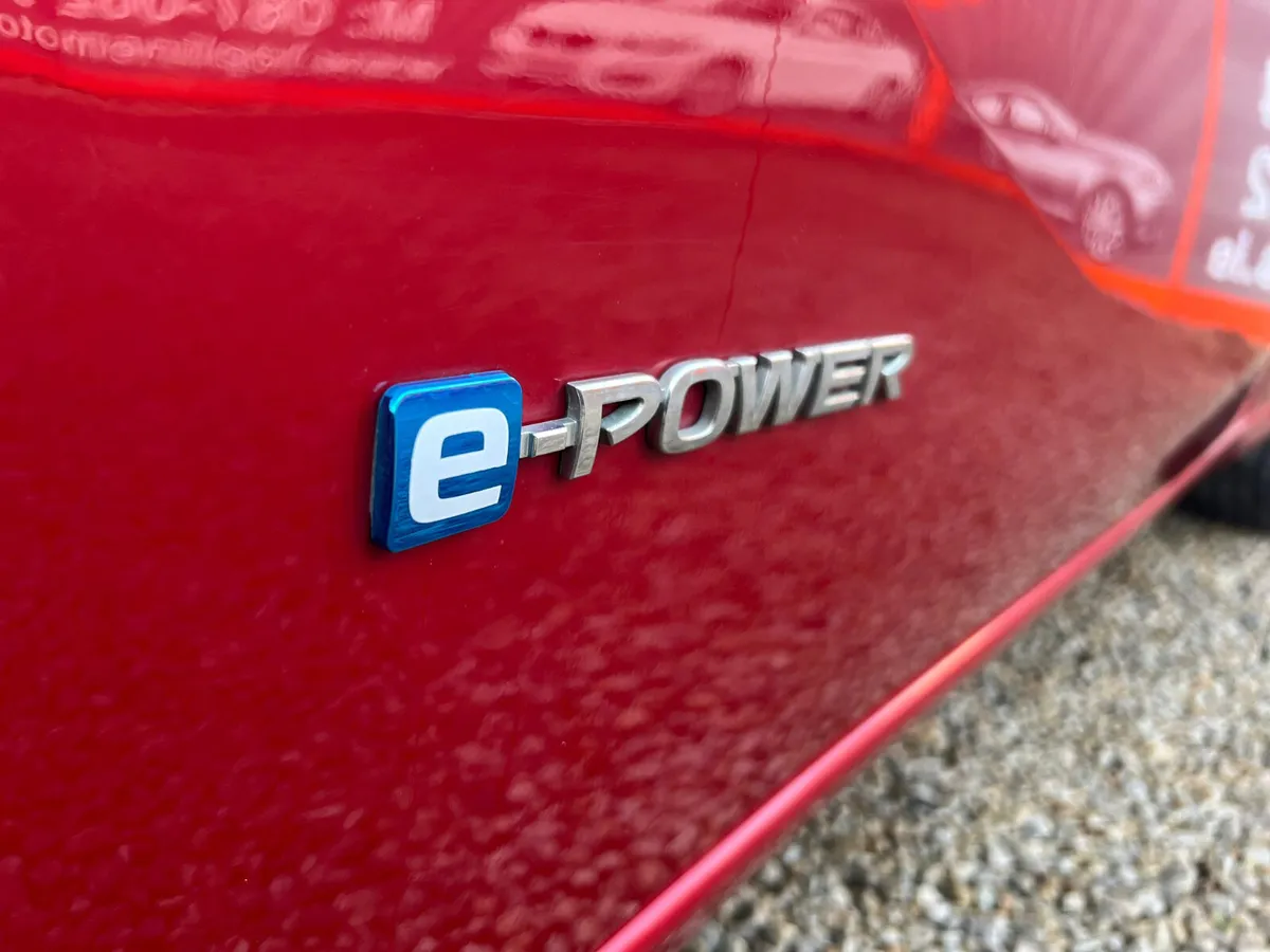 ==HYBRID//LOW KMS//AUTO//LIKE NEW - Image 3