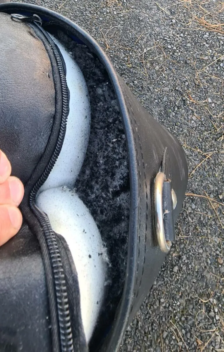 Heavy Punch Bag – Excellent Condition (Black) New - Image 4