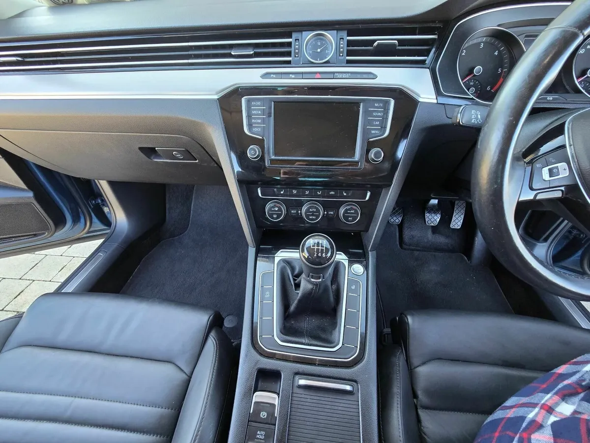 Volkswagen Passat 2017 - Image 3