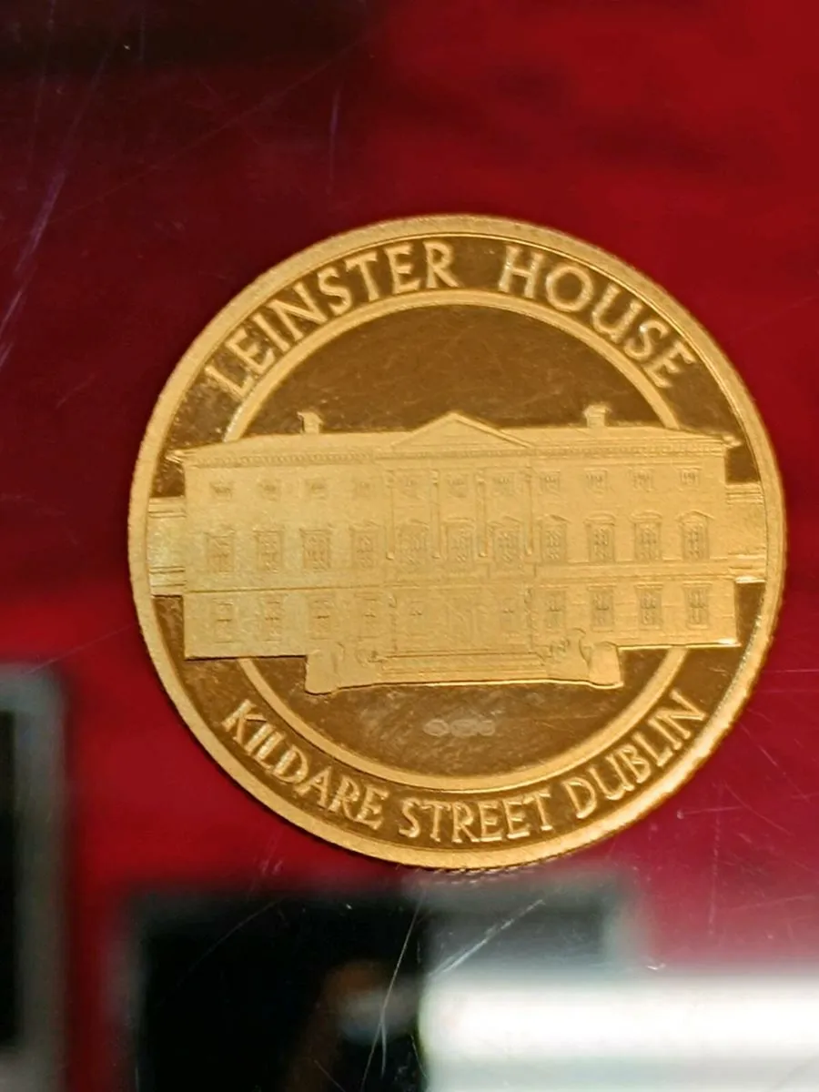 9k Gold Leinster House Coin - Image 1