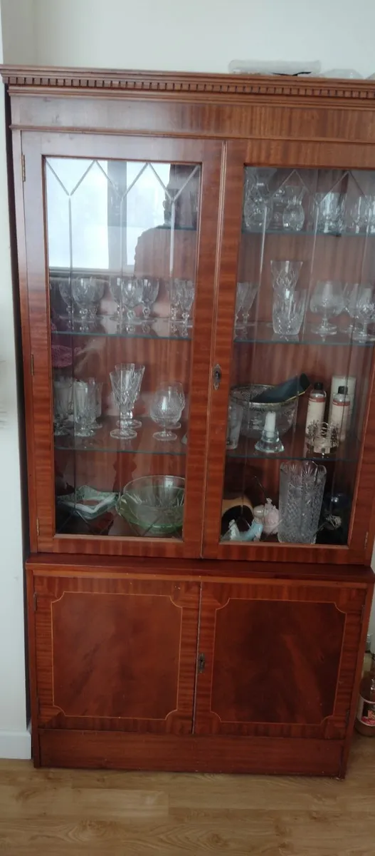 China cabinet - Image 1