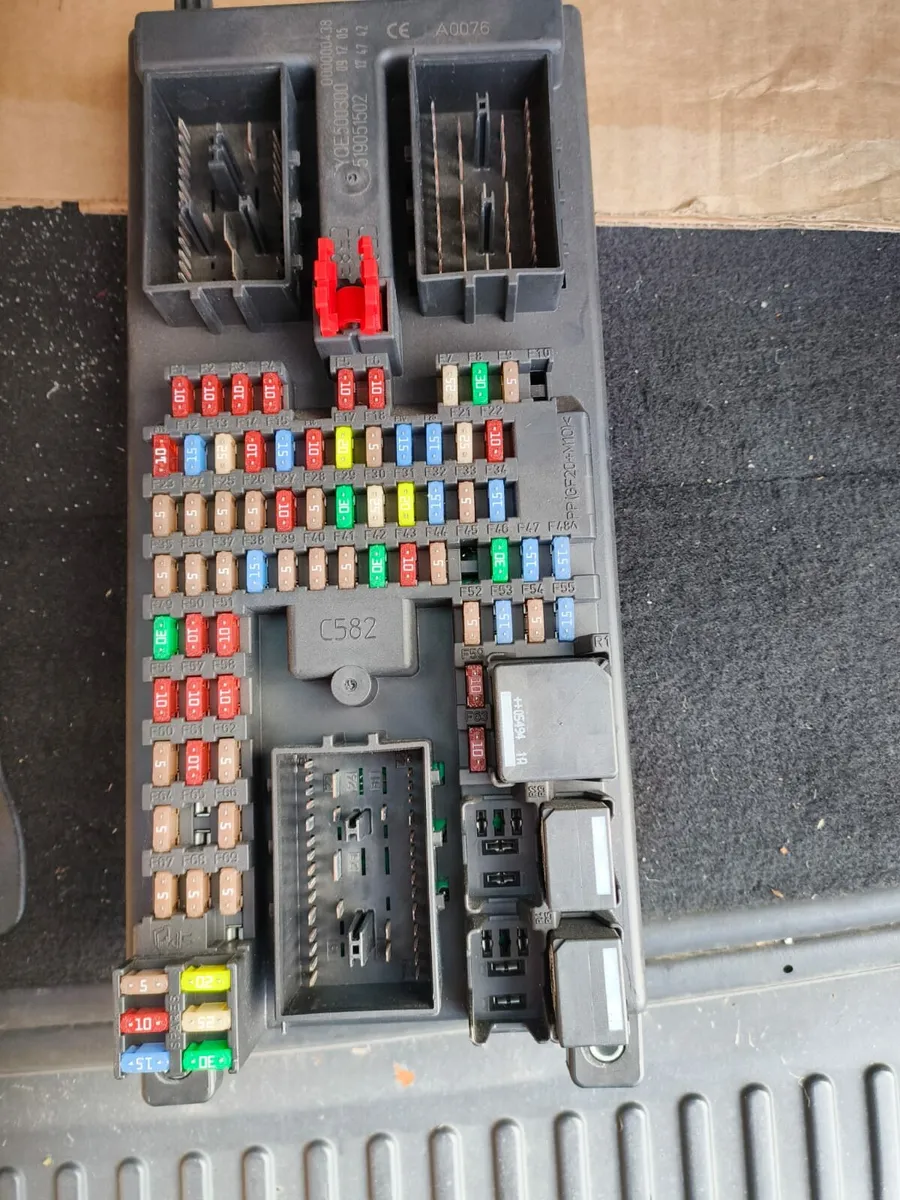 ROVER DISCOVERY 3, 4 & RANGE ROVER SPORT FUSE BOX - Image 1