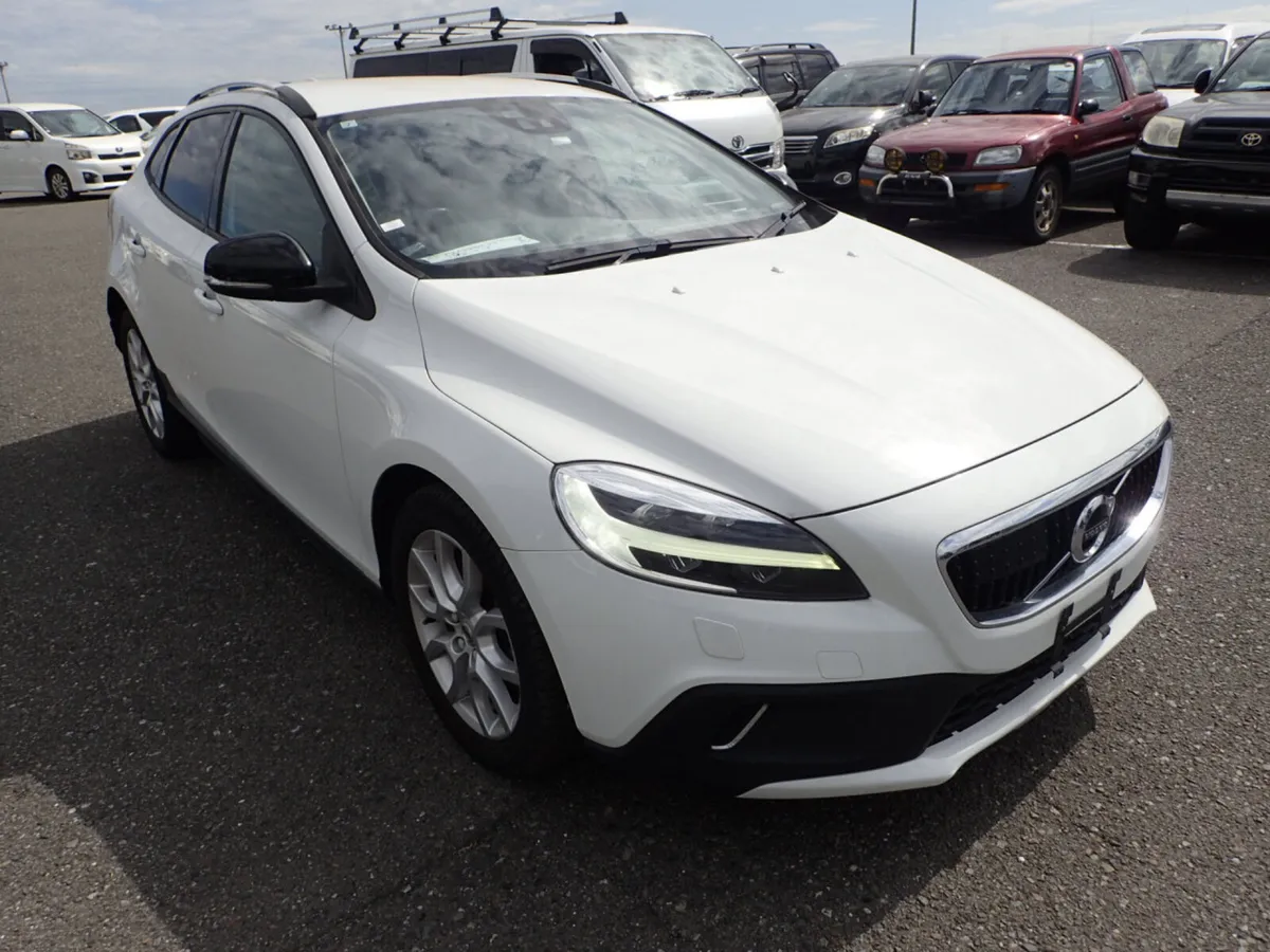 2.0D4 CROSS COUNTRY 5DR HATCHBACK AUTO // STUNNING
