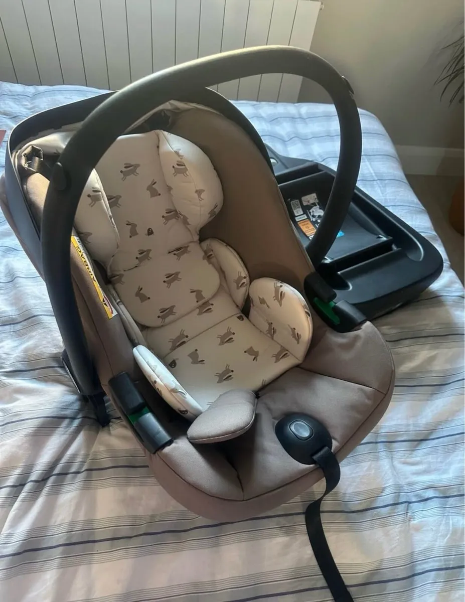 Cosatto giggle 4 Newborn bundle - Like new - Image 1